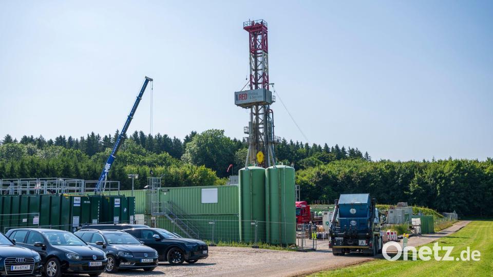 Leicht erkennbar an dem rund 40 Meter hohen Bohrturm: Das Gasförderprojekt bei Reichling. Bild: Peter Kneffel/dpa