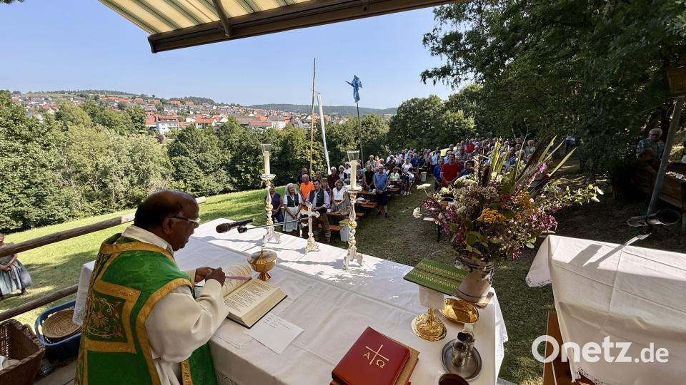Pfarrer Moses Gudapati zelebrierte die Festmesse direkt vor der Bergwachthütte. Bild: Ina Piehler