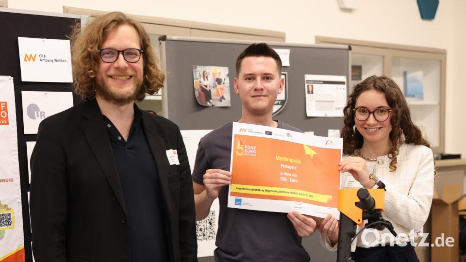 Das Team Guardify erhält den von Oberpfalz-Medien gesponserten Medienpreis für seine starke öffentliche Präsenz und gelungene Kommunikation im Rahmen des 5-Euro-Business-Wettbewerbs. Bild: Erich Malter