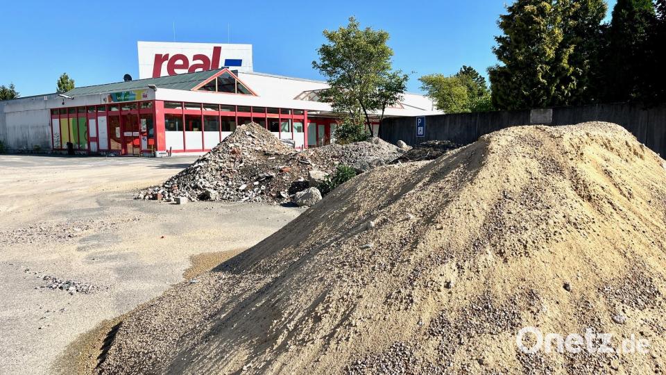 Hier eröffnet ein neuer Rewe-Markt. Das Gebäude des ehemaligen Einkaufsmarktes in der Neustädter Straße wird bereits entkernt und rückgebaut. Im Anschluss erfolgt der Abriss und ein Neubau entsteht. Bild: Gabi Schönberger