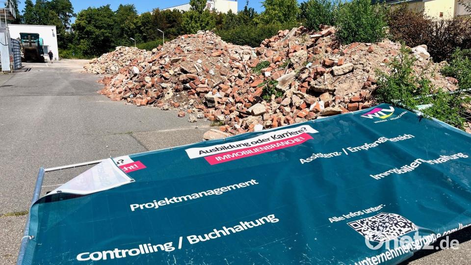 Die Schuttberge kündigen es an: Der Rückbau des ehemaligen Real-Einkaufsmarktes in der Neustädter Straße in Weiden läuft. Bild: Gabi Schönberger