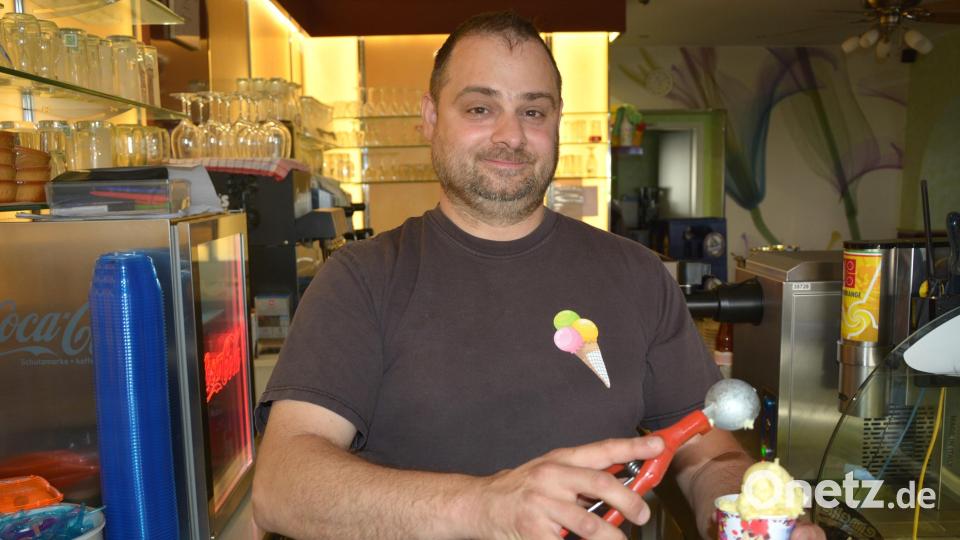 Riccardo Neitz-Marzinotto bei der Arbeit, seit 2014 betreibt er die Eisdiele in der Kreisstadt. Bild: jr