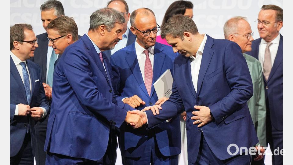 Bei der Unterzeichnung des Koalitionsvertrags im Mai war die Stimmung bei den Chefs der drei Regierungsparteien in der schwarz-roten Koalition noch gut. (Archivbild) Bild: Michael Kappeler/dpa