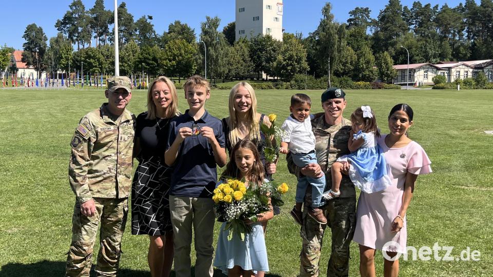 CSM Boersma (links), seine Frau Alyson und die Kinder sind neu im Team der Garnison. Darüber freuen sich Oberst Stephen Flanagan (zweiter von rechts), seine Frau Carolina und die Kinder. Bild: mor