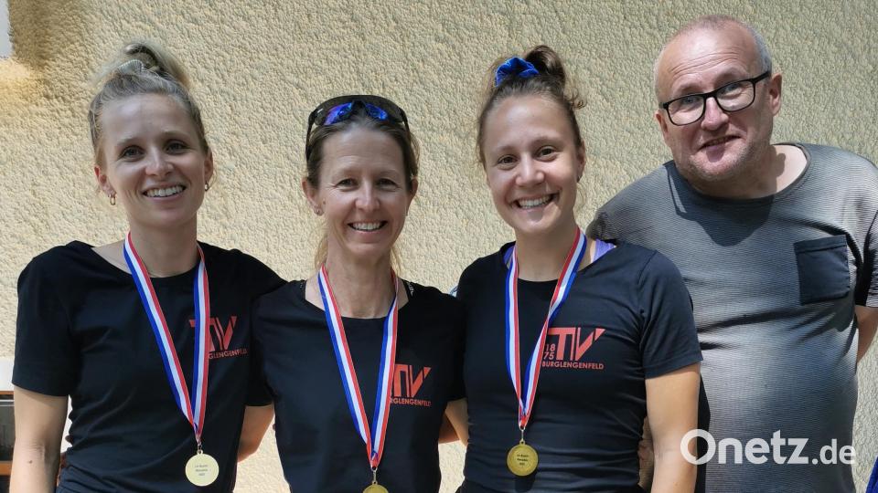 Das erfolgreiche Damenteam des TV Burglengenfeld mit Laufwart Mario Forster.v.l. Amelie Hagedorn (Gesamzweite), Melissa Ostheimer (Gesamtsiegerin) und Heidi Leupold Bild: Franz Pretzl