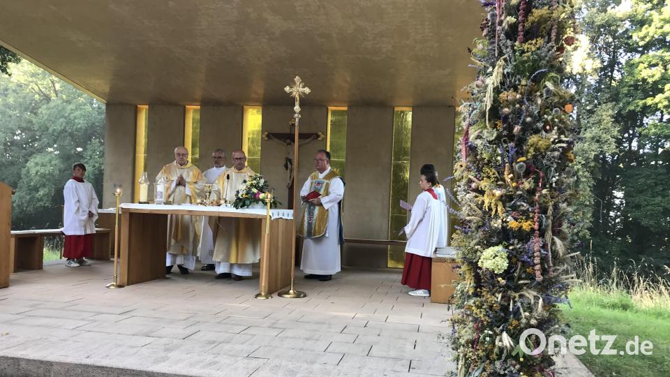 Am Altar mit dem großen Kräuterbaum zelebrierten Pfarrer Thomas Eckert, Pfarrer Konrad Kummer, Diakon Georg Lindner und Pfarrer Michael Birner die Messe. Bild: mma