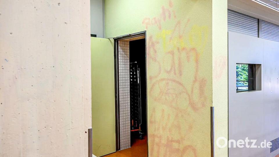 Die Abschlussklasse hatte in der Nacht zum 10. Juli Wände und Fassaden der Schule mit Kreidespray besprüht. Bild: Jason Tschepljakow/dpa