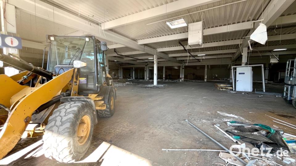 Im Inneren des ehemaligen Real-Marktes in Weiden läuft der Rückbau. Bild: Gabi Schönberger
