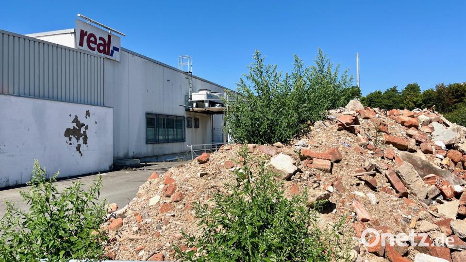 Hinter dem Gebäude des früheren Real-Marktes türmen sich Berge mit verschiedenen Baustoffen. Sie müssen nach und nach fachgerecht entsorgt werden. Bild: Gabi Schönberger
