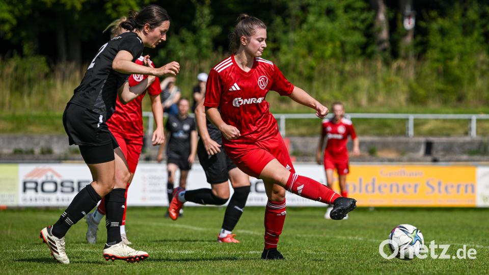 Anna Luschner (rechts) und ihr TSV Theuern gewannen das Kirwa-Freundschaftsspiel gegen den SV Neusorg mit 1:0. Bild: Loeffler, Jonas