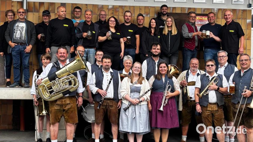 Bierprobe der Freiwilligen Feuerwehr Unterlind mit dem frisch gebrauten Festbier bei der Brauerei Hütten in Warmensteinach, musikalisch begleite tvon dier Festkapelle „Original Fichtelgebirgsmusikanten“. Bild: Christof Prechtl