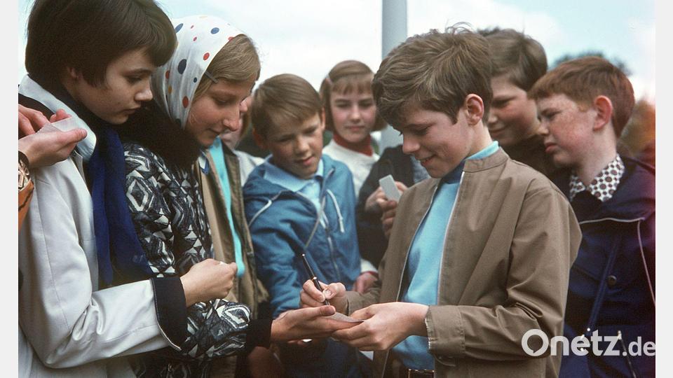 Der niederländische Schlagersänger Heintje - eigentlich Hein Simons - gibt Autogramme. (Archivfoto) Bild: Georg Spring/dpa