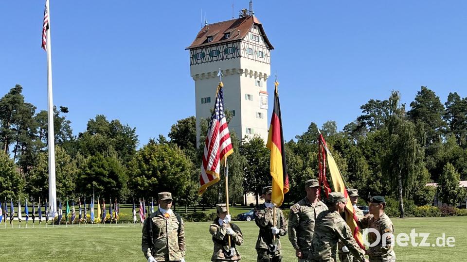Mit der Übergabe der Truppenfahne wurde der militärische Akt der Amtsübernahme vollzogen. Bild: mor