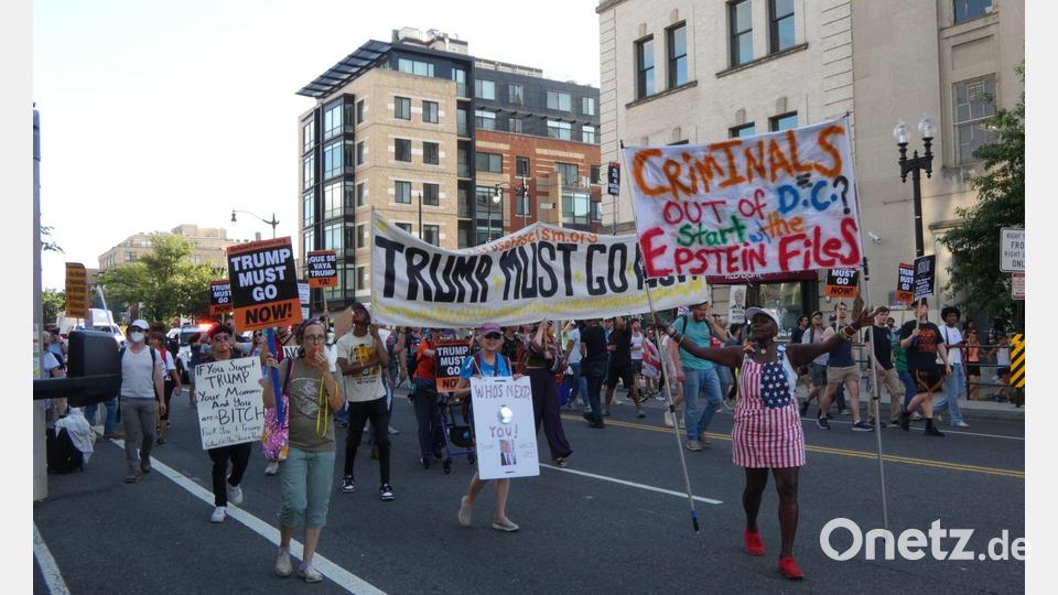 Nach Trumps Dekret regt sich erster Protest in der Hauptstadt. Bild: Luzia Geier/dpa