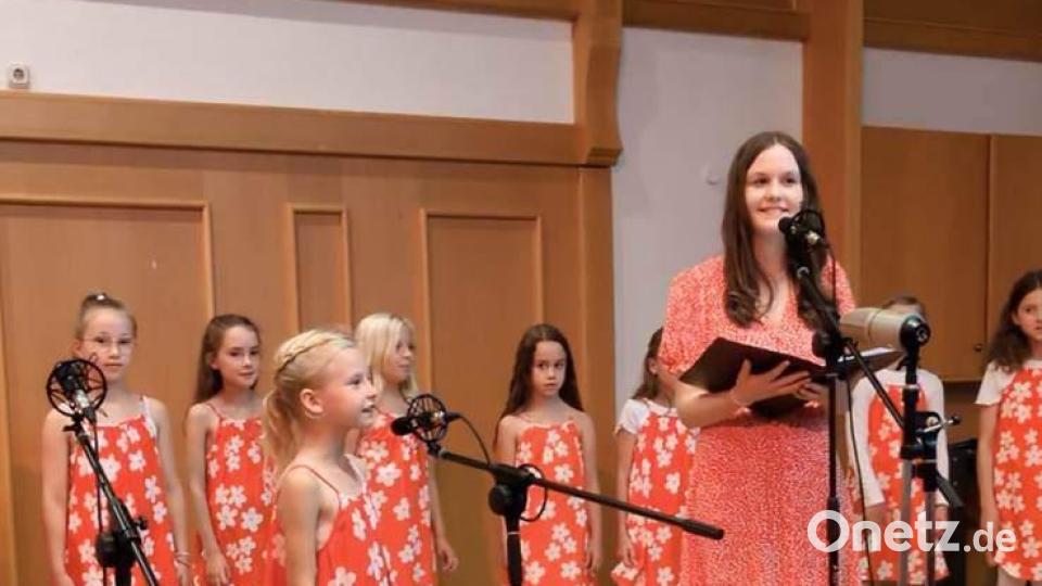 Der emotionale Höhepunkt, bei dem im Publikum so manche Träne kullerte, war das Duett von Magdalena Rauscher (links) und Carolina Luber mit „Fang das Licht“. Bild: Kathrin Weiß