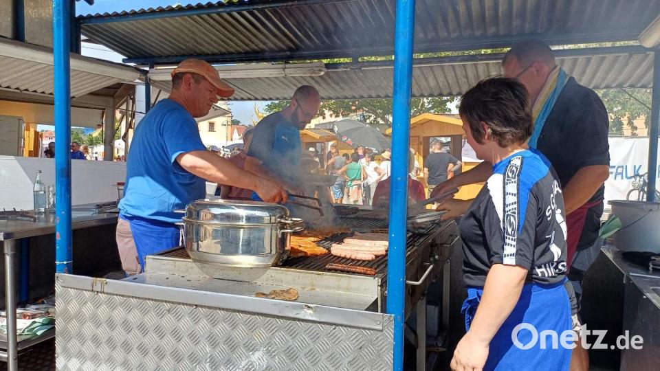Zu den gut 30 Grad Außentemperaturen erhielt das Bratwurst-Grillteam in seinem Stand noch ein paar Grad draufgepackt. Von links: Robert Pirner, Michael Böller, Stefanie Wagner, Stefan Panzer. Bild: u