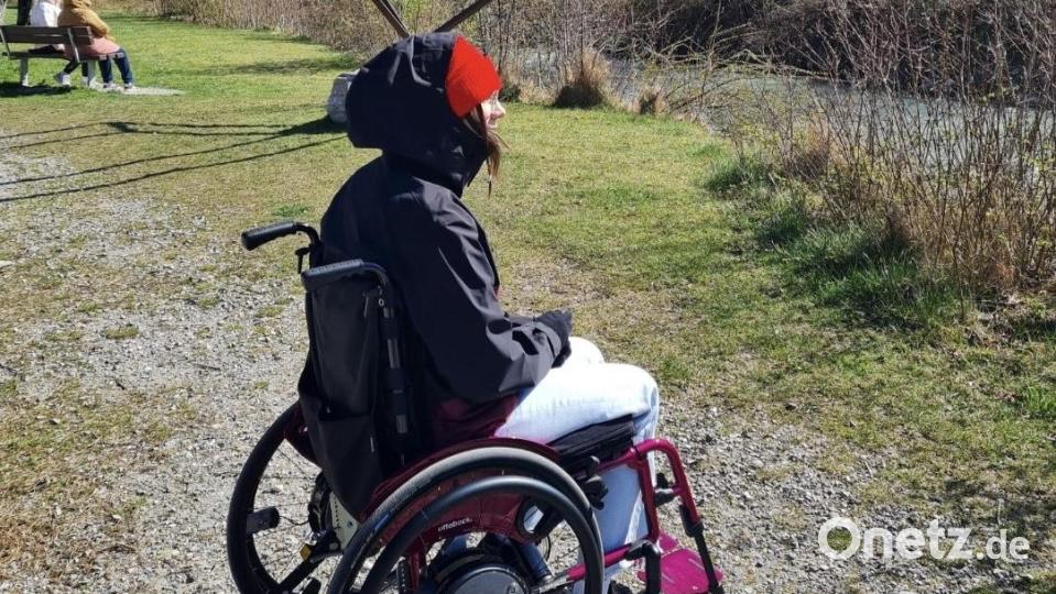 An schlechten Tagen ist Jenny Wagner noch immer auf den Rollstuhl angewiesen. Die junge Frau leidet an einer chronischen Erkrankung, die wenig erforscht ist. Das macht auch den Umgang mit Ämtern und Behörden nicht gerade einfach. Bild: Wagner/exb