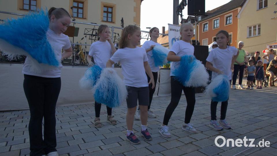 Die Nachwuchsmajoretten blieben bei ihrem Song „Be my Forever“ fest im Takt bei ihren Tanzschritten und beim Schütteln ihrer blau-weißen Pompons. Von links: Lilly Sommer, Sophia Epp, Florentina Sommer, Nela Schulze, Laura Biel, Mila Suttner. Bild: u