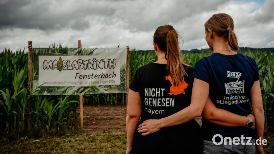 Wie in einem Labyrinth: So fühlen sich die Aktivistinnen von Nicht-genesen und Liegend-Demo, wie zum Beispiel Lisa Dotzler (links) und Stefanie Hofrichter, im Gesundheitssystem. Bild: Lisa Dotzler/exb