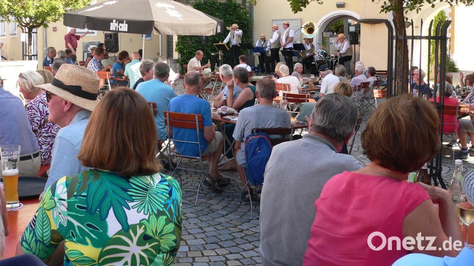 Viele Gäste lauschten bei sommerlichen Temperaturen dem Jazzkonzert in der &quot;guten Stube&quot; von Luhe. Bild: mh