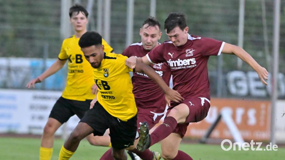 Jamario Carswell (links) und der FC Amberg dürfen sich bei den Sportfreunden Upo auf ein heißes Duell einstellen. Bild: Hubert Ziegler