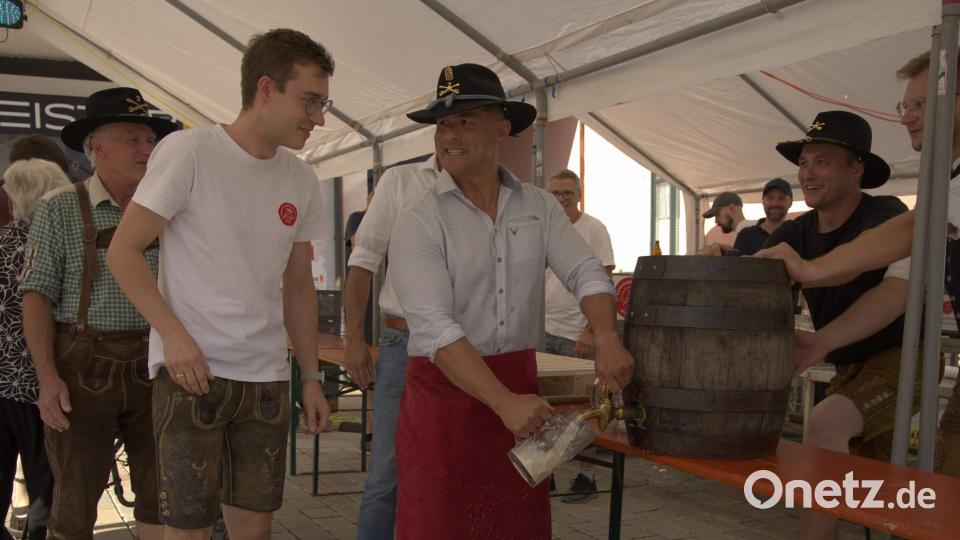 Zum neunten Mal in der Marktplatzfestgeschichte zapfte mit Command Sergeant Major Paul Hamako (Mitte) ein US-Soldat das erste Fass Festbier an. Links: Brauerei-Chef Sebastian Dorfner und Senior-Chef Franz Dorfner; rechts: Musikzug-Chef Maximilian Stein und sein Stellvertreter Erik Remhof. Bild: Johannes Bauer