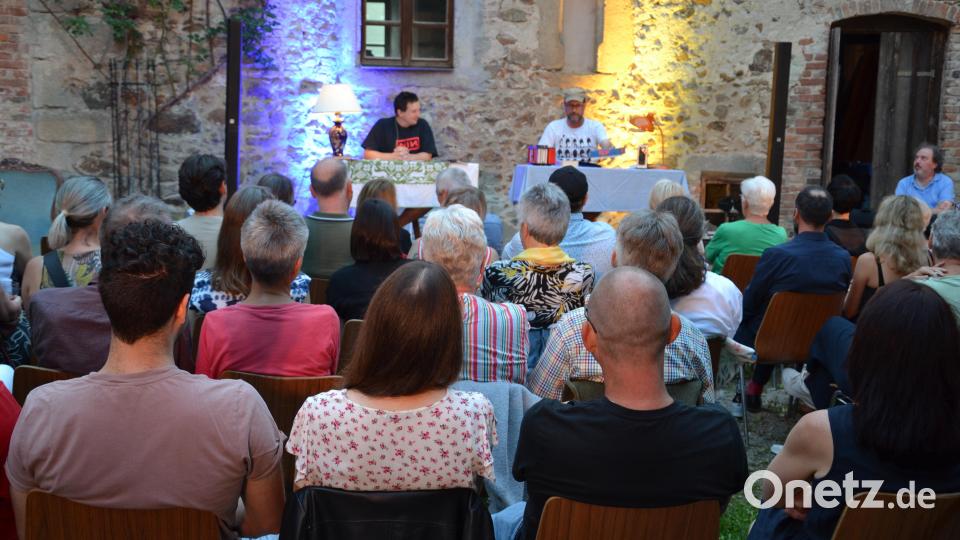 Das zahlreiche Publikum im Schosshof war durchaus angetan von der Vorstellung. Bild: gi