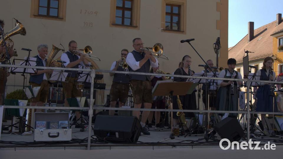 Bereits zum sechsten Mal spielten die „Original Fichtelgebirgsmusikanten“ beim Marktplatzfest auf. Bild: u