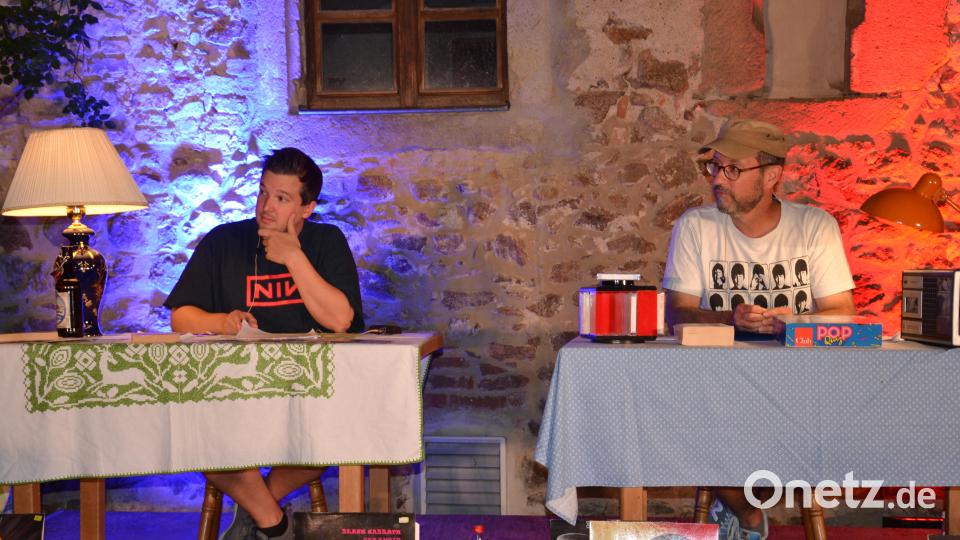 Florian Wein und Markus Pleyer (von links) lasen in Burgtreswitz Texte, die sich in unterhaltsamer und nostalgischer Art und Weise um das Thema Musik drehten. Dazu gab es Live-Musik mit Franziska von Hülst (Gesang) und Florian Klein (Piano). Bild: gi