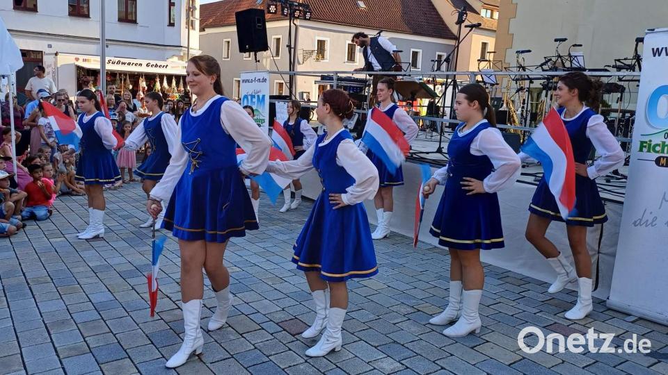 Mit Fähnchen in den Hirschauer Stadtfarben rot-weiß-blau tanzten die „großen“ Majoretten zum Song „Hey Brother“. Vorne im Bild: Leiterin Katharina Stein. Bild: u