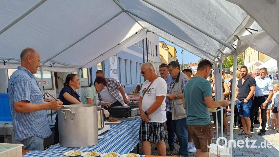 Heiß begehrt war zum Mittagessen der Schweinebraten samt Knödel und Krautsalat. Vor der Ausgabestelle bildete sich eine lange Warteschlange. Bild: u
