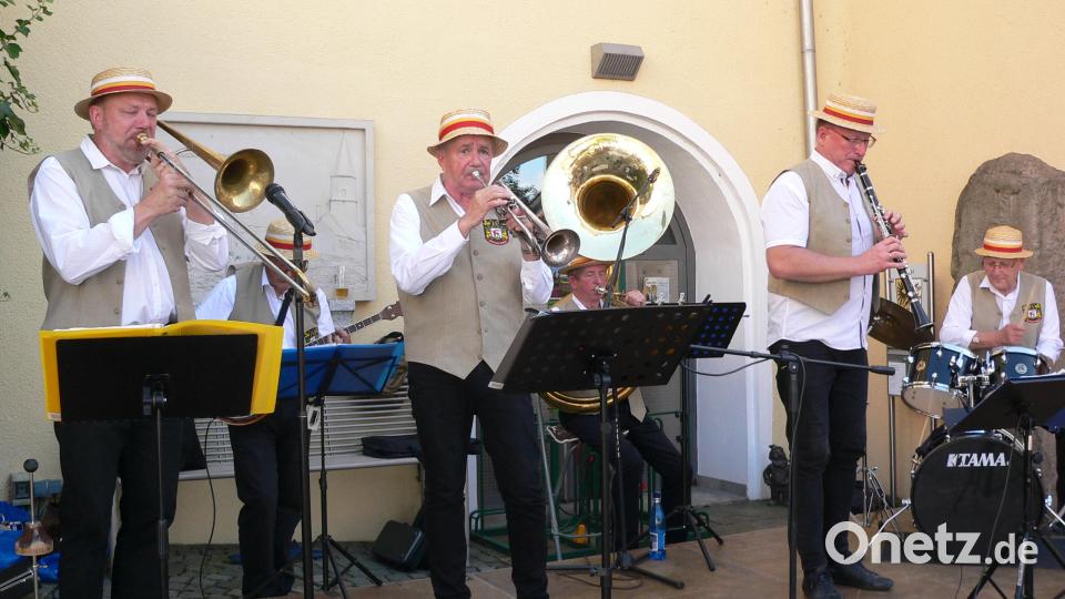 Die sechs Musiker der &quot;Riesengebirgs-Dixielanders&quot; aus Polen spielten beim Sommerkonzert von &quot;LuhKulTour&quot; auf dem Luher Marktplatz auf. Bild: mh