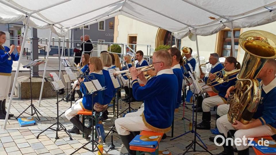 Die ökumenische Andacht am Sonntagvormittag wurde vom Musikzug-Orchester unter Leitung von Andrea Fleischmann (links) musikalisch gestaltet. Bild: u