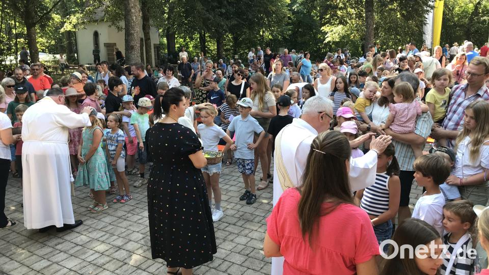 Hunderte holten sich den Einzelsegen bei den Liturgen ab. Bild: mma