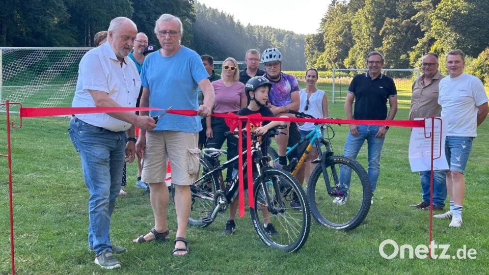 Bürgermeister Anton Peter (CSU) und 2. Bürgermeister Heinz Haubner (UWG) eröffnen gemeinsam den neuen Dirt-Park der Gemeinde Ammerthal im Pürschläger Tal. Bild: Thomas Ebi