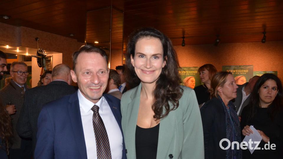 Oberbürgemeister Jens Meyer und Regisseurin Saralisa Volm. Bild: Kunz