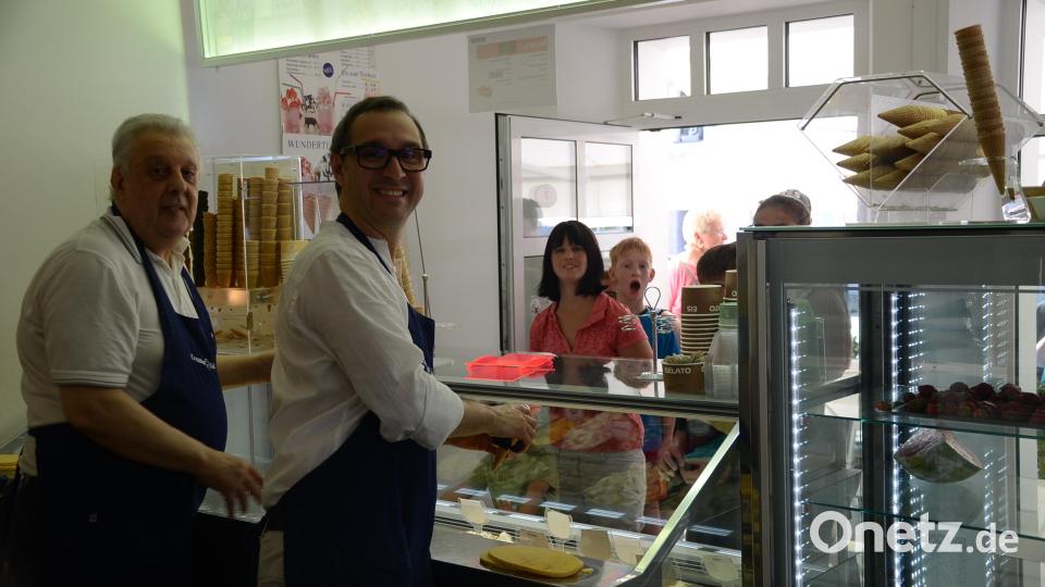 Marco Tedde mit Vater Antonio freuen sich über den Andrang in der Eisdiele am Stadtplatz. Bild: ak
