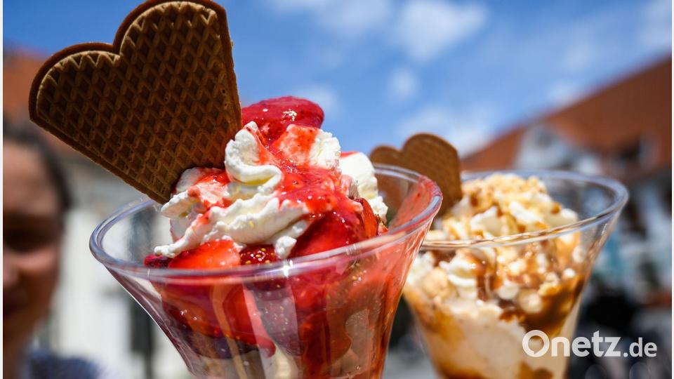 Auch die Preise für Eisbecher legten zu - im Laden wurde Speiseeis hingegen billiger. (Symbolbild) Bild: Christophe Gateau/dpa