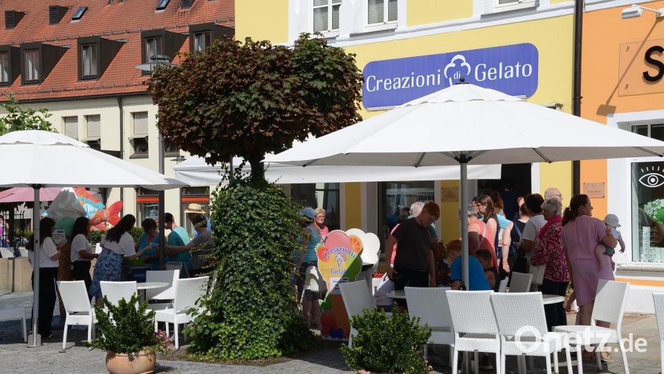 Eine Gratis-Kugel Eis gab es am Donnerstag in Kemnath für die Leser von Oberpfalz-Medien. Bild: ak