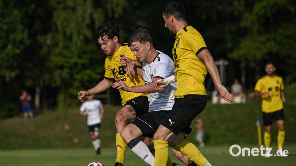 Michael Rumpler (Mitte) zog mit Upo im Duell gegen den FC Amberg den Kürzeren. Frank Wagner (links) und Benjamin Burger ließen dem Offensivspieler nur wenig Raum. Bild: Loeffler, Jonas