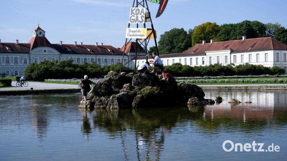 Aktivisten von Extinction Rebellion errichteten aus Protest gegen Gasbohrungen am Ammersee einen symbolischen Bohrturm vor Schloss Nymphenburg in München. Bild: Sven Hoppe/dpa