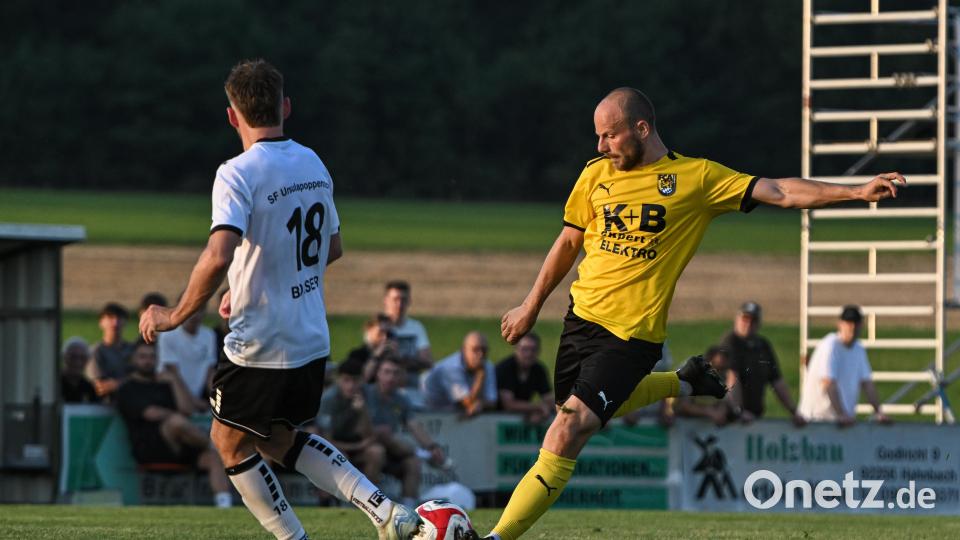 Friedrich Lieder (rechts) erzielte beide Tore für den FC Amberg im Duell gegen die Sportfreunde aus Upo. Bild: Loeffler, Jonas