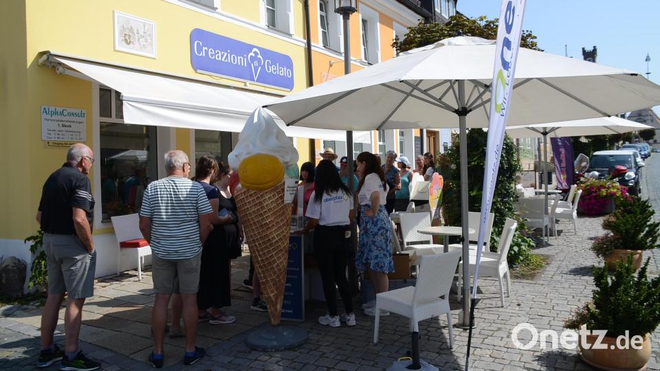 Eine Gratis-Kugel Eis gab es am Donnerstag in Kemnath für die Leser von Oberpfalz-Medien. Bild: ak
