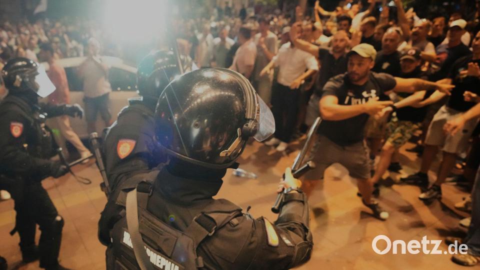 Laut Staatschef Vucic wurden Dutzende Zivilisten und auch mehrere Militärpolizisten verletzt. (Archivbild) Bild: Darko Vojinovic/AP/dpa