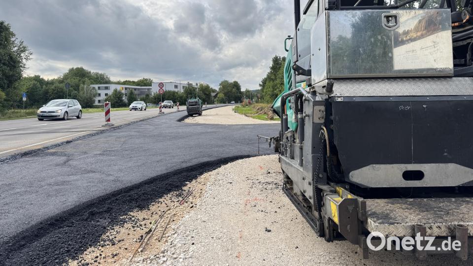 Zwischen Amberg und Haselmühl, an der Vilstalstraße, wird gerade eine neue Abbiegespur (Bildmitte) für das künftige Zoll-Trainingszentrum gebaut. Deshalb wurde hier ein Stück des beliebten Geh- und Radwegs (geschotterter Bereich) abgebrochen. Bild: Heike Unger