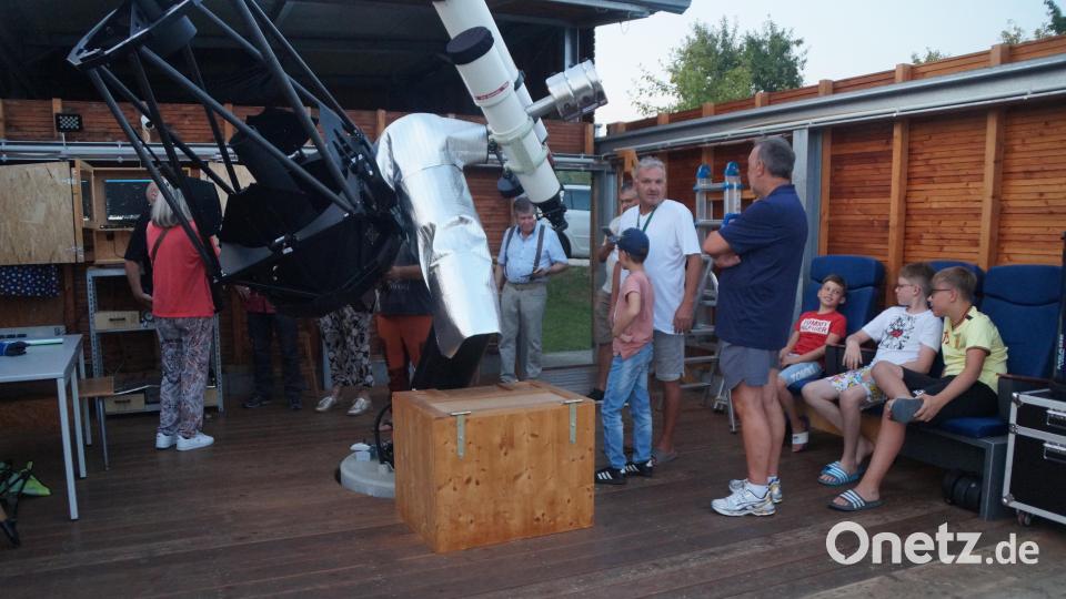 Insgesamt fünf Teleskope standen bereit, um den Nachthimmel zu erkunden. Auch viele Kinder nutzten die Gelegenheit um mehr über Sterne zu erfahren. Bild: wel