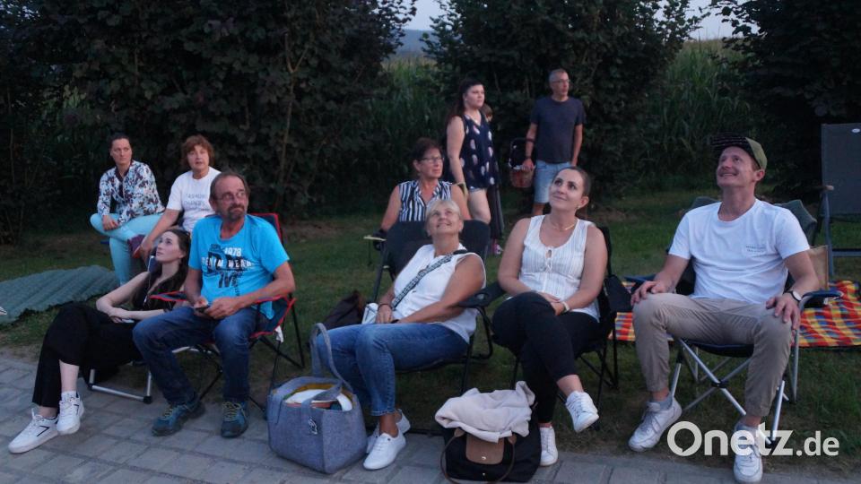Auf mitgebrachten Klappstühlen und Decken ließ sich der Himmel gut beobachten. Bild: wel