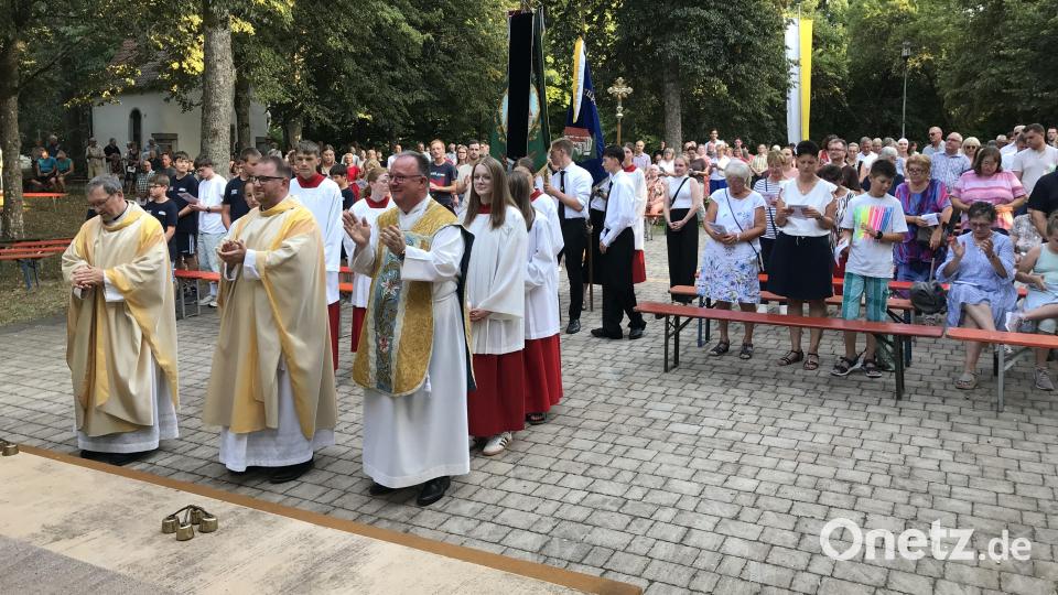 Pfarrvikar Christian Preitschaft, Pfarrer Daniel Fenk und Pfarrer Michael Birner konzelebrierten den Jugendgottesdienst beim Frohnbergfest in Hahnbach. Bild: mma
