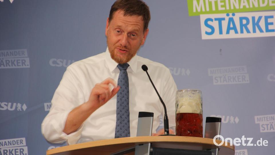 Mit seiner Rede traf Michael Kretschmer genau den Nerv des Publikums, das ihn begeistert feierte. Bild: kro