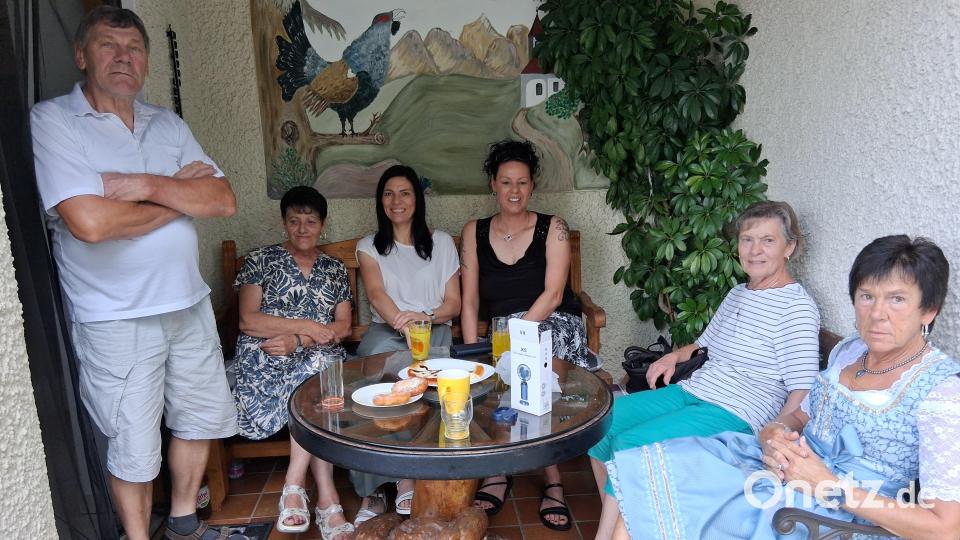 Diese Runde genießt abseits vom Trubel ihr gemütliches Beisammensein. Bild: mmj